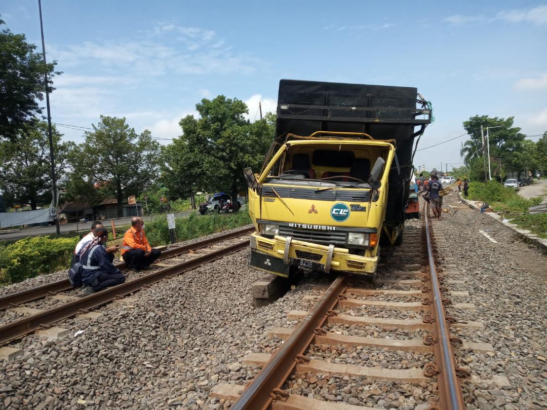 Palang Pintu Terlambat Ditutup, KA Hantam 2 Truk  di Lamongan