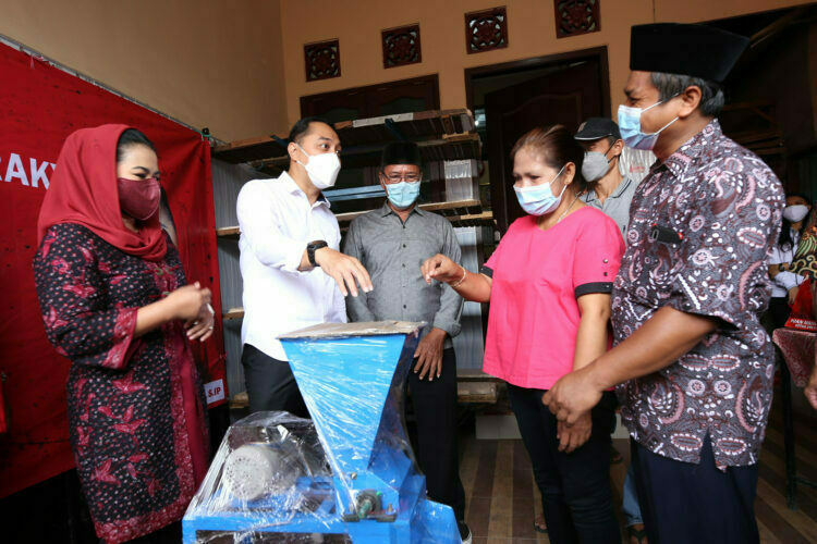 Ketua DPR RI Beri Bantuan ke Perajin Tempe di Surabaya, Eri: Pemkot Juga Pikirkan Pemasaran