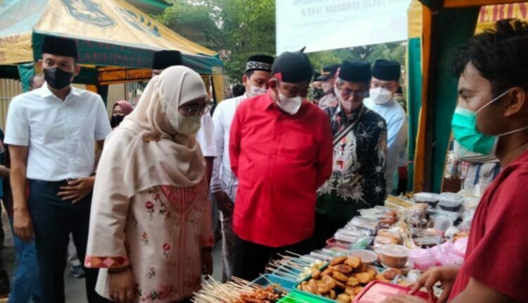 Hari Pertama Puasa, Bupati dan Wabup Sumenep Sambangi Bazar Takjil
