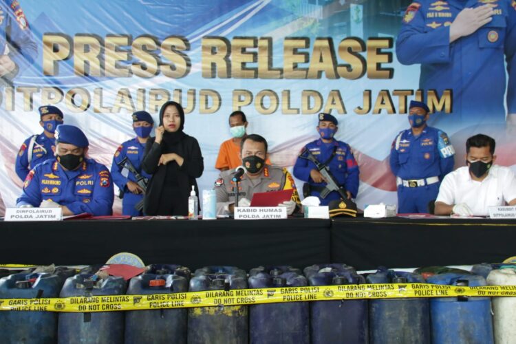 Ditpolairud Polda Jatim Tangkap Pelaku Niaga BBM Ilegal di Pelabuhan Dungkek Sumenep