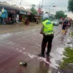 Respons Cepat Keluhan Masyarakat, Damkar  dan Satlantas Polres Bojonegoro Bersihkan Tumpahan Oli di Jalan Raya