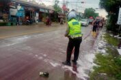 Respons Cepat Keluhan Masyarakat, Damkar  dan Satlantas Polres Bojonegoro Bersihkan Tumpahan Oli di Jalan Raya
