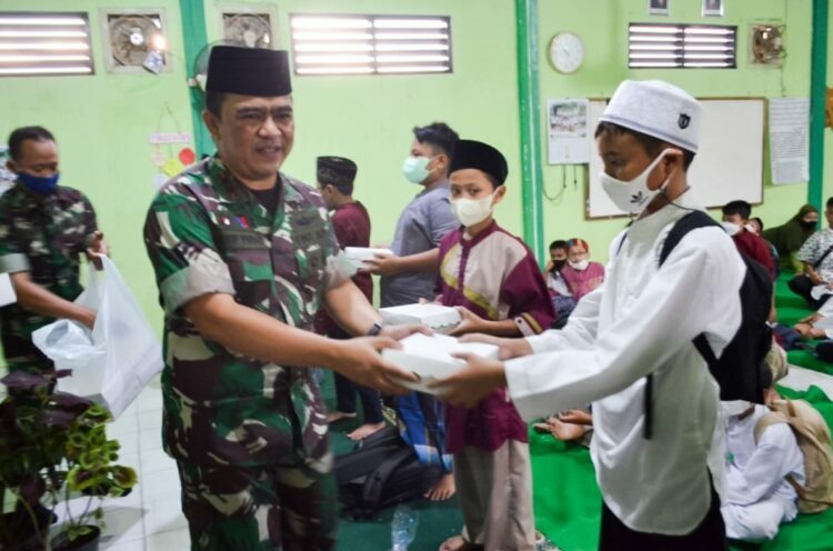 Kodim 0813/Bojonegoro Gelar Buka Puasa Bersama Ratusan Siswa SDI Luqman Al-Hakim