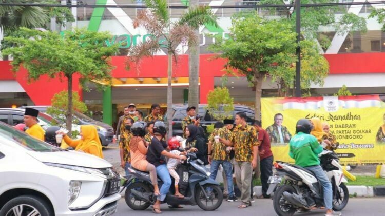 Pupuk Kepedulian dan Harap Keberkahan Ramadan, AMPG Bojonegoro Gelar Bagi-Bagi Takjil
