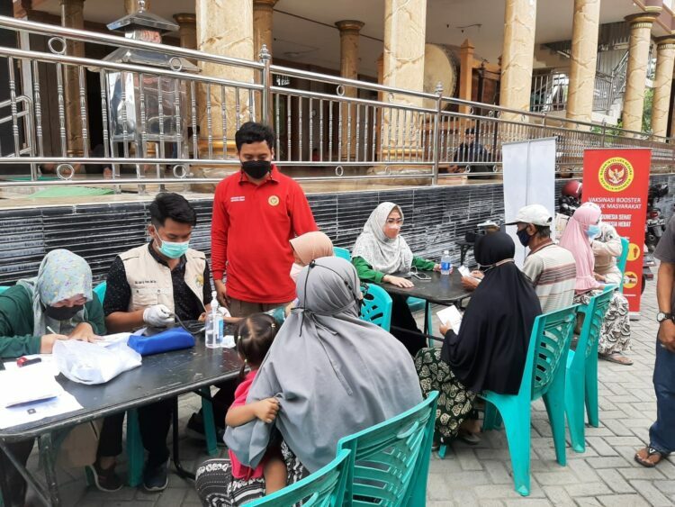 Sinergi, Binda Jatim dan Kodim Bojonegoro Gelar Vaksinasi Booster Sasar Jemaah Masjid hingga Pengunjung Pasar
