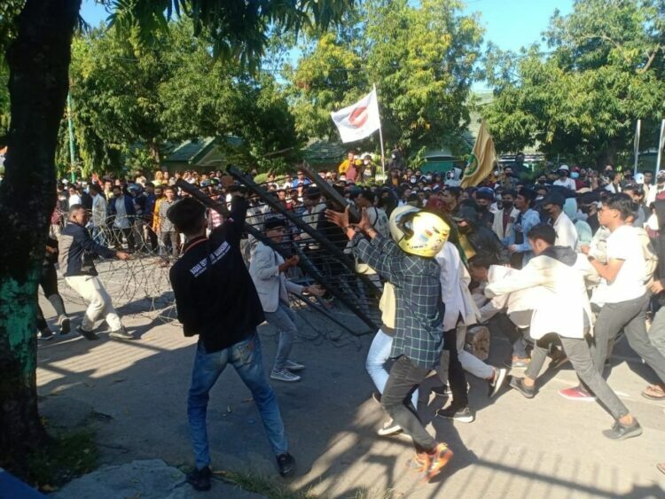 Aksi 11 April 2022, Pagar Kantor DPRD Sumenep Porak Poranda