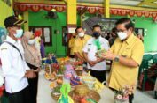 Petrokimia Gresik Bagi Sembako Tukar Sampah Plastik