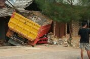 Rem Blong, Dump Truck Seruduk Rumah Kadus di Sumenep