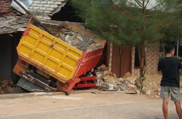 Rem Blong, Dump Truck Seruduk Rumah Kadus di Sumenep