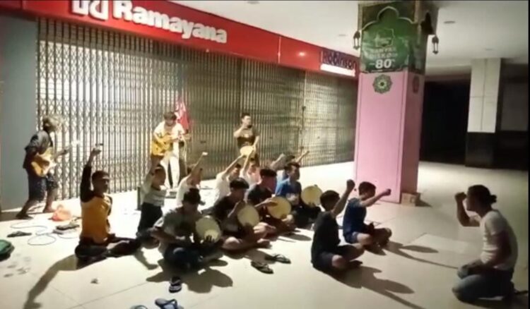 Tularkan Semangat Berkesenian, Seniman di Tlogopojok Gresik Gelar Latihan Musikalisasi Puisi Bersama Kaum Muda