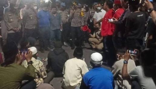Temui Massa Aksi, Kapolres Sumenep Sampaikan Perkembangan Kasus Penembakan Herman