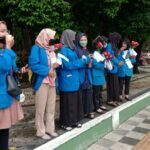 Peringati Hari Kartini, Kopri IKIP PGRI Bojonegoro Bagikan Bunga ke Warga