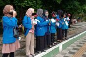 Peringati Hari Kartini, Kopri IKIP PGRI Bojonegoro Bagikan Bunga ke Warga