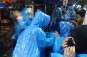 Hujan Deras, Pasar dan Lelang Bandeng Kawak Jadi Kacau