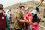 Jaringan GUSDURian Inisiasi Bagi Sembako ke Pemulung  dan Petugas Kebersihan di Gresik