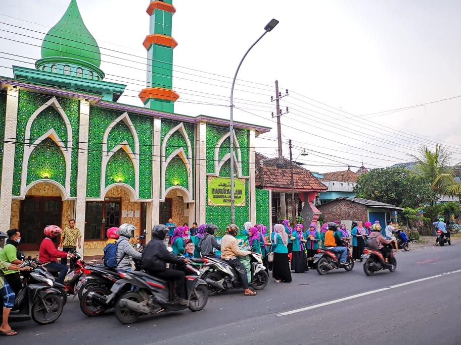 Berlomba Kebaikan, Perempuan Bangsa Bagi-bagi Takjil