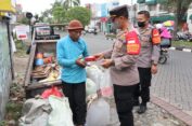 Kapolsek Manyar Borong Takjil Cendol Kelor Dibagikan Pemulung dan Tukang Kebersihan
