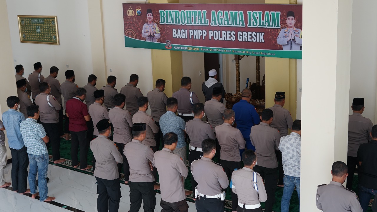 Melalui Binrohtal, Anggota Polres Gresik Teguhkan Panutan Masyarakat