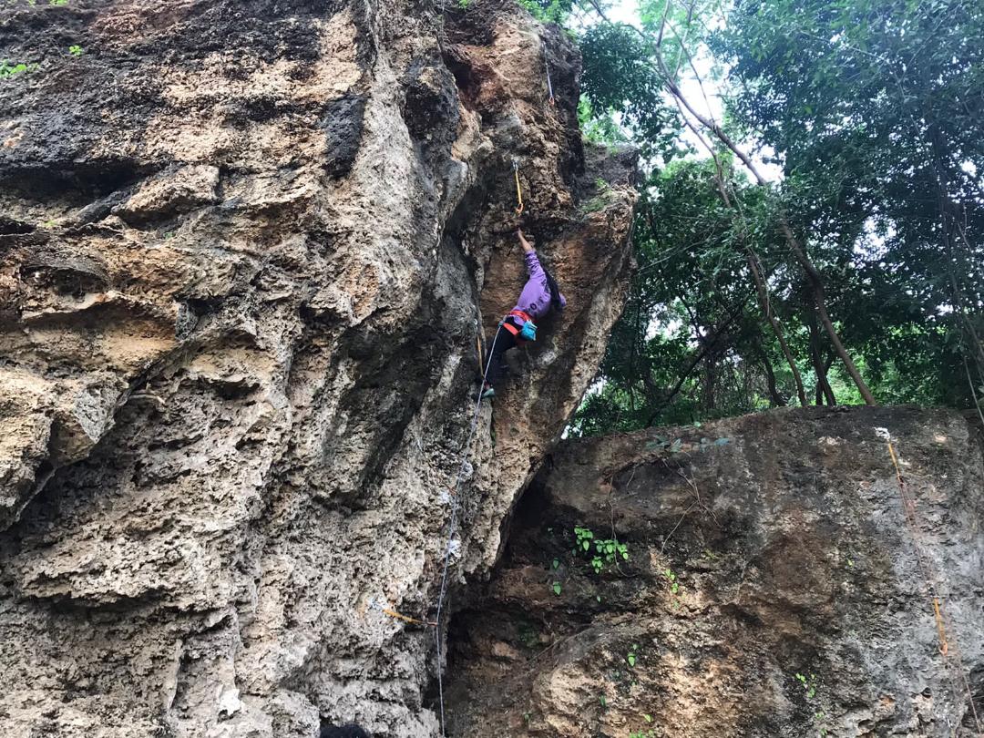 Demi Kejar Prestasi,  Ngabuburit Tetap Panjat Tebing Bukit Suci di Gresik