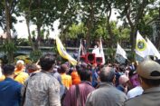 Ketua DPRD Gresik Naik Mobil Bak Terbuka Temui Mahasiswa