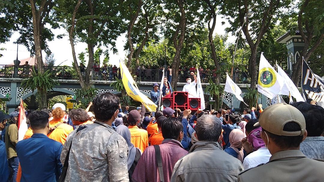 Ketua DPRD Gresik Naik Mobil Bak Terbuka Temui Mahasiswa