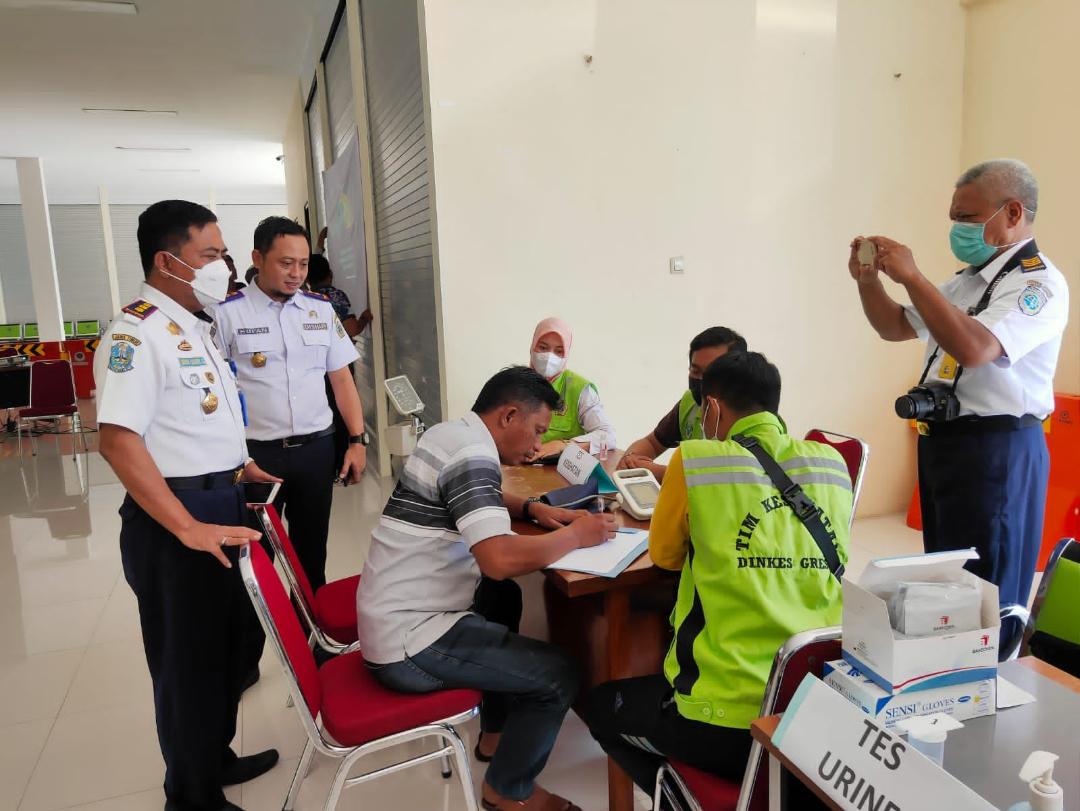 Dishub Gresik Tes Urine Sopir Bus Bawa Pemudik