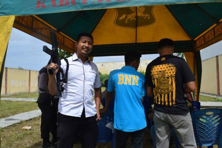 Tingkatkan Kemampuan Menembak, Kapolsek Kangean Sumenep Ikuti Pelatihan