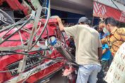 Truk Kontainer Hantam Minibus, Sopir Tewas Terjepit