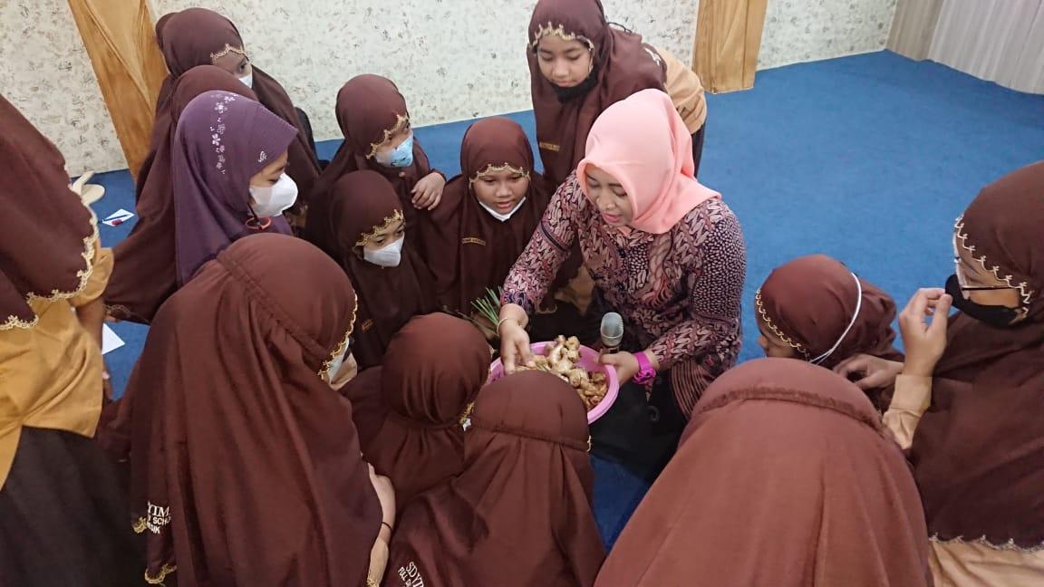 Hari Jamu Nasional, Siswa SD di Gresik Dikenalkan Jamu dan Tanaman Herbal