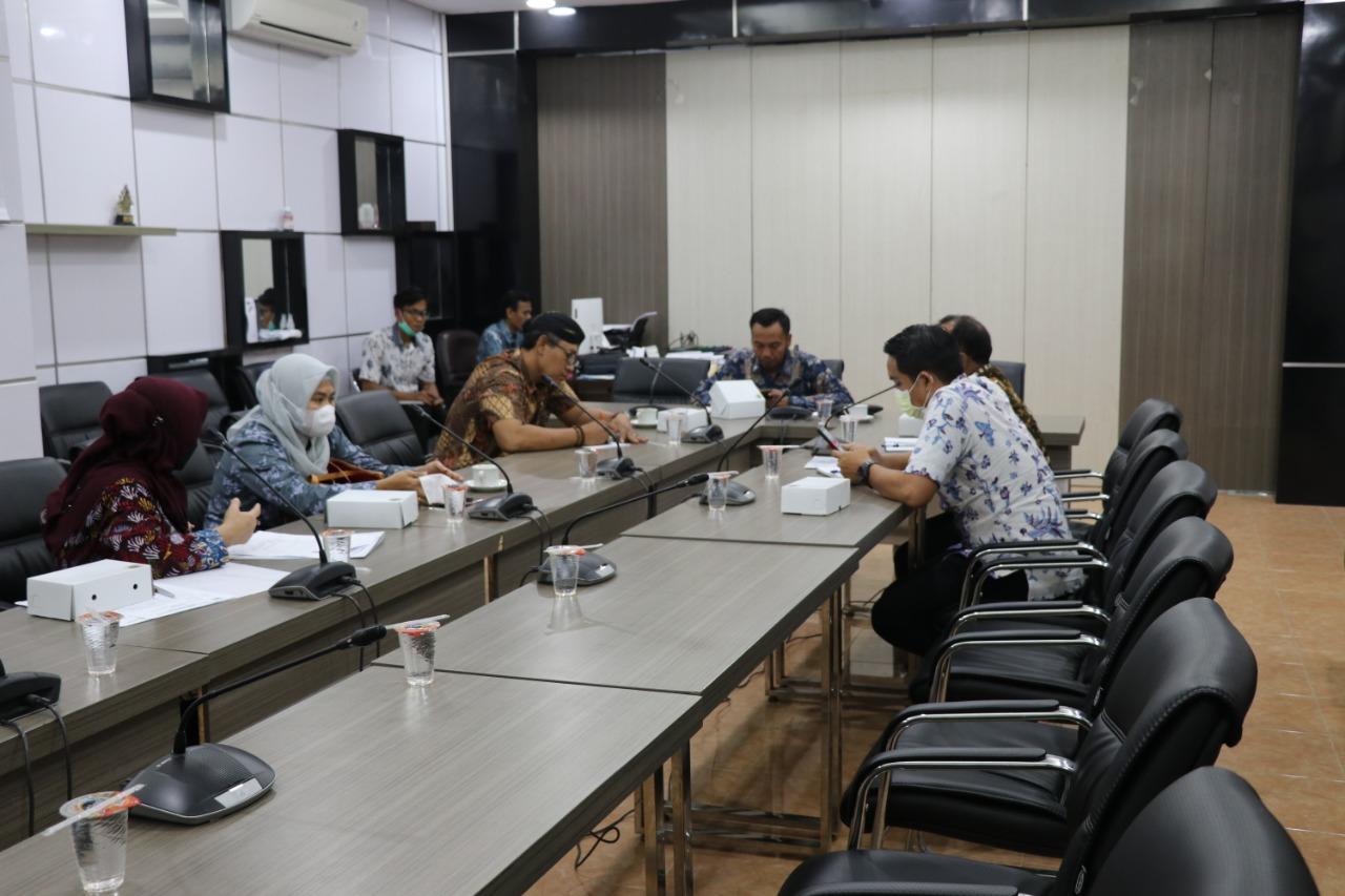DPRD  Gresik Terima Laporan Pungutan Atribut Seragam Kades Rp 900 ribu