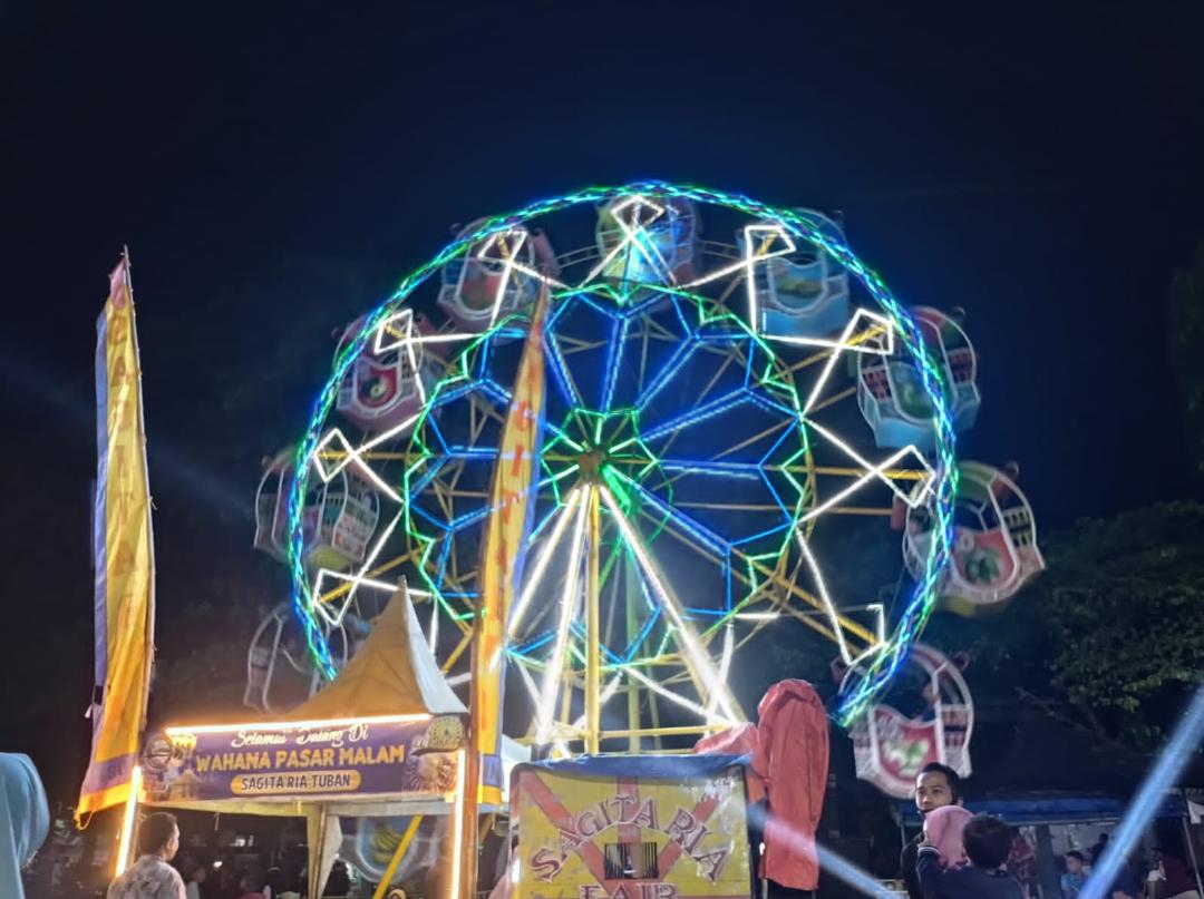Libur Lebaran, Pengunjung Padati Pasar Malam di Alun-Alun Sidayu
