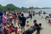Pengunjung Serbu Wisata Pantai Pasir Putih Delegan
