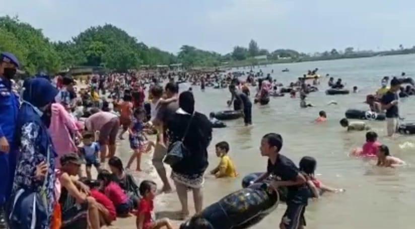 Pengunjung Serbu Wisata Pantai Pasir Putih Delegan
