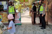 Polres Gresik Bagikan Masker dan Atur Lalin di Lokasi Wisata
