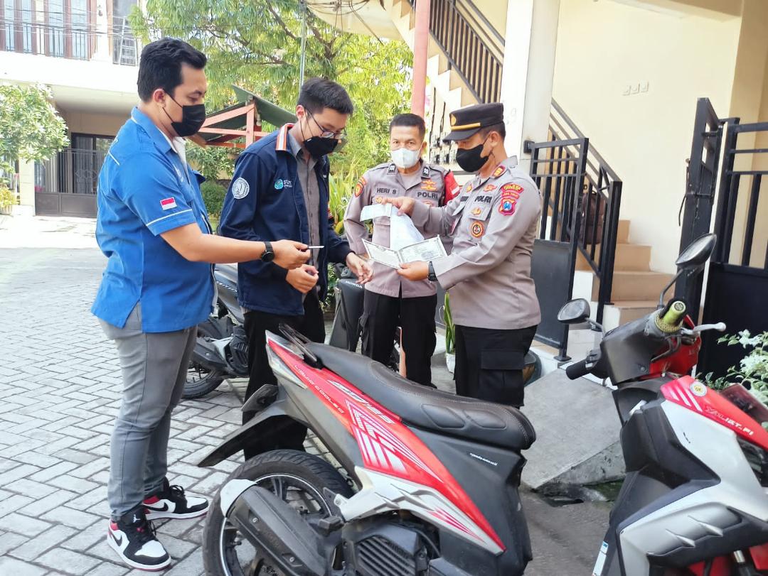 Ditinggal Mudik Motor Hilang di Kosan, Polsek Manyar Temukan dan Serahkan ke Pemilik
