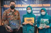 Produk UMKM Sandal dan Tas dari Limbah Plastik Dipasarkan di Hotel