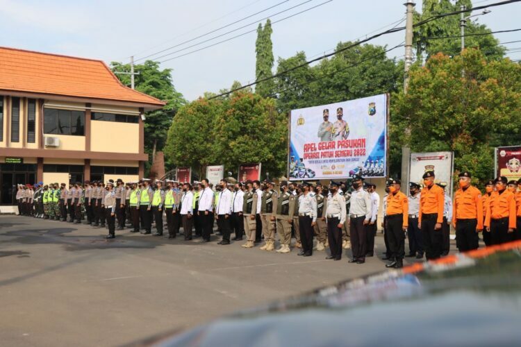 Gelar Apel Pasukan, Kapolres Bojonegoro Sematkan Pita Tanda Dimulainya Operasi Patuh Semeru 2022