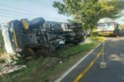 Oleng, Truk Tangki di Sumenep Terguling