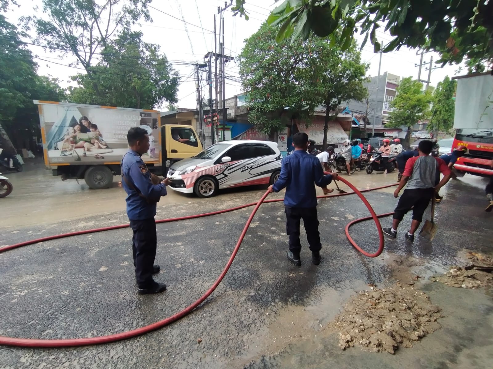 Dapat Laporan Warga, Damkar Bojonegoro Gerak Cepat Bersihkan Ceceran Tanah di Sepanjang Jalan Basuki Rahmat dan Pemuda