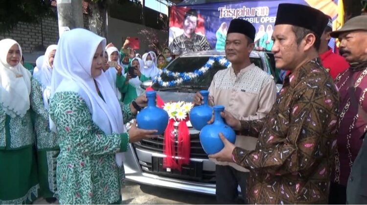 Anggota DPRD Jatim Fraksi NasDem Salurkan Bantuan Mobil untuk Fatayat NU