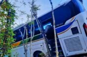 Ban Pecah, Bus di Sumenep Tabrak Pembatas Jembatan