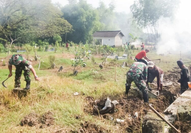 Sinergi, Babinsa Bersama Masyarakat Desa Pomahan Bojonegoro Gotong Royong Bersihkan Area TPU