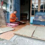 Usaha Kerupuk Bawang di Desa Ngemplak Bojonegoro Tetap Eksis Meski Harga Migor Melangit