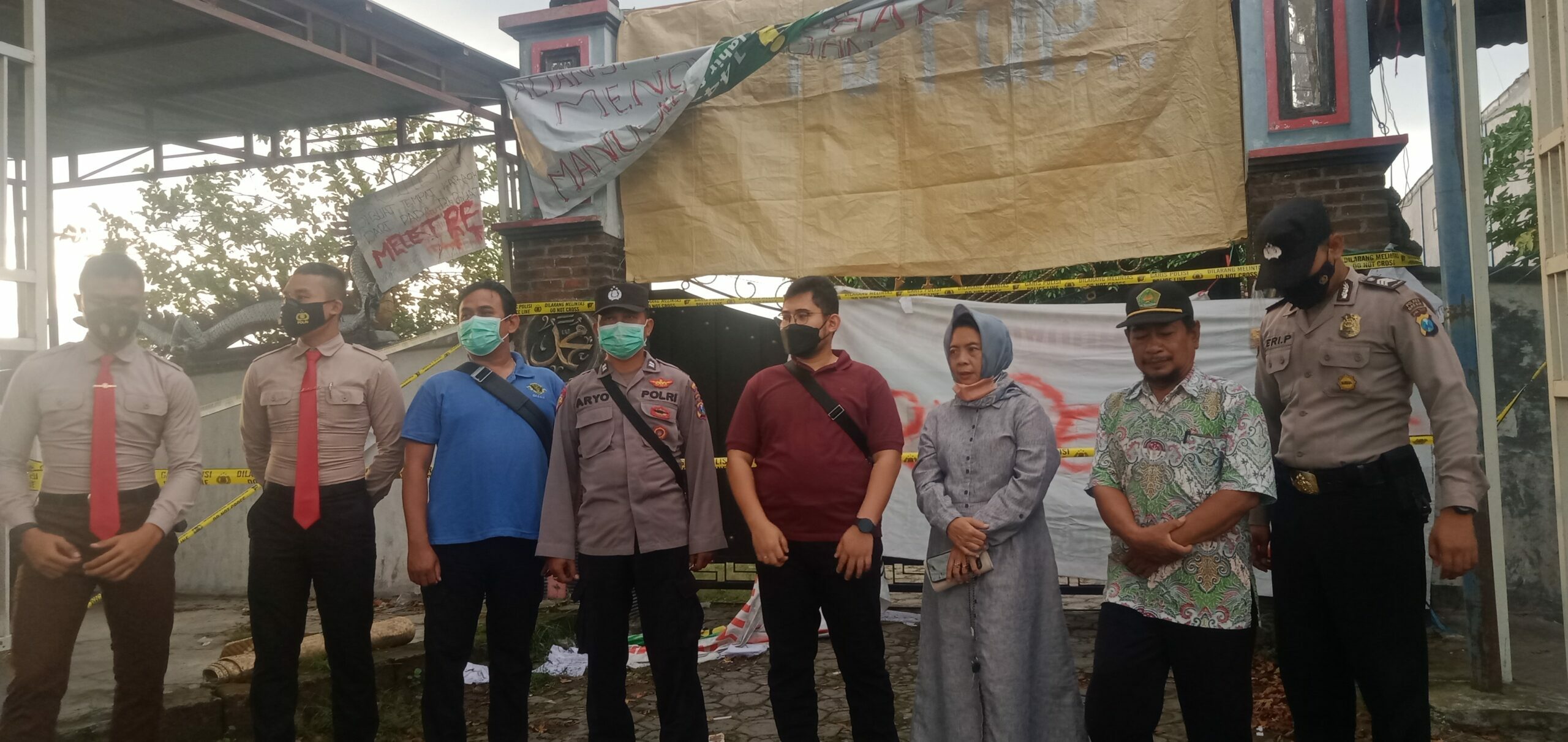 Pesanggrahan Keramat Di -Police Line  Polres Gresik