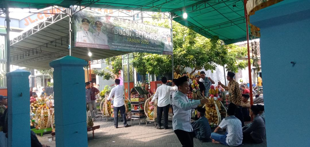 Wakil Ketua DPRD Gresik Kagumi Bentuk Ancak di Sedekah Bumi Dusun Betiring