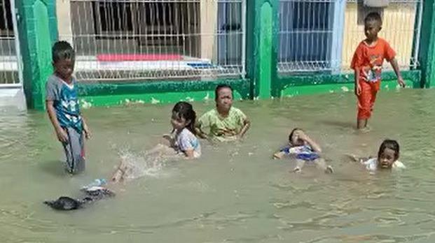 Di Gresik, Banjir Rob Genangi Pemukiman Warga Desa Banyuwangi