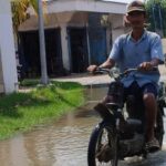 Jalan Lingkungan Dua Desa di Gresik Tergenang Banjir Rob