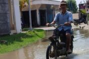 Jalan Lingkungan Dua Desa di Gresik Tergenang Banjir Rob