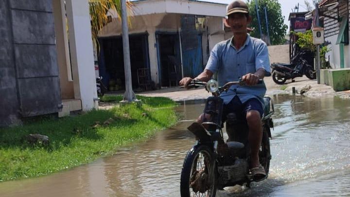 Jalan Lingkungan Dua Desa di Gresik Tergenang Banjir Rob