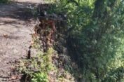 Jalan Ambrol di Akses Masuk Pelabuhan Somor Tasek Desa Prambanan Sumenep Sudah Setahun Tak Ada Perbaikan